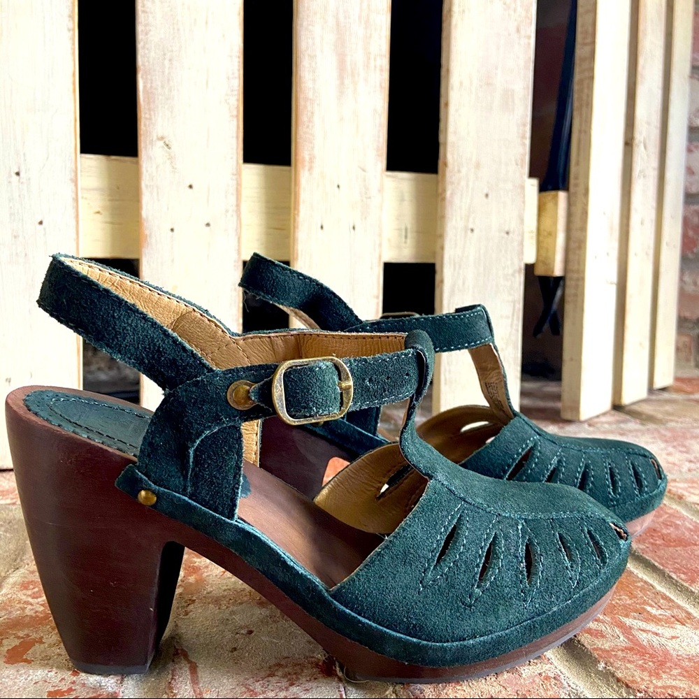 Beautiful Green Suede and Wood Sandal - 6 - New!